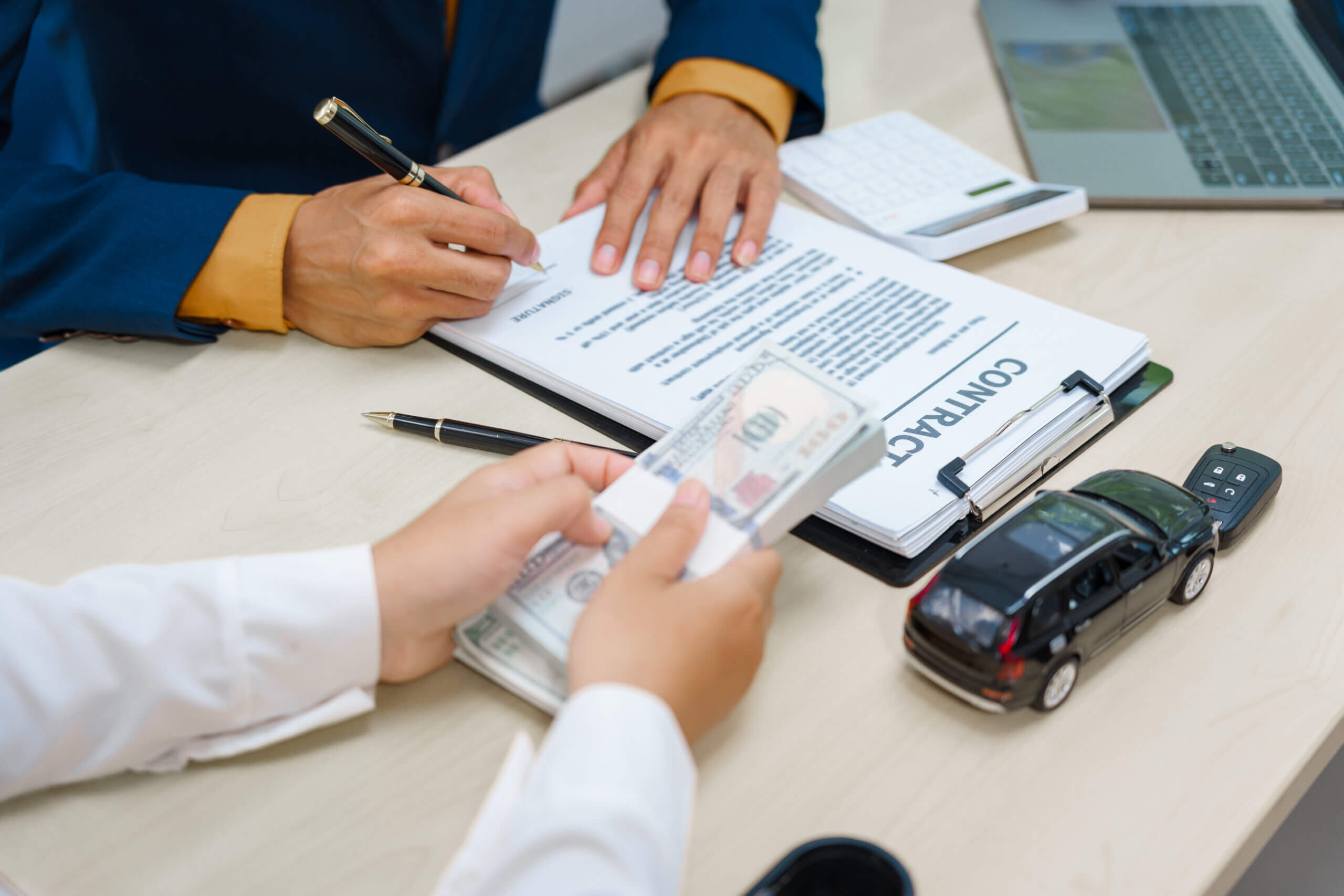 Semnare contract auto cuplată cu bani numerar