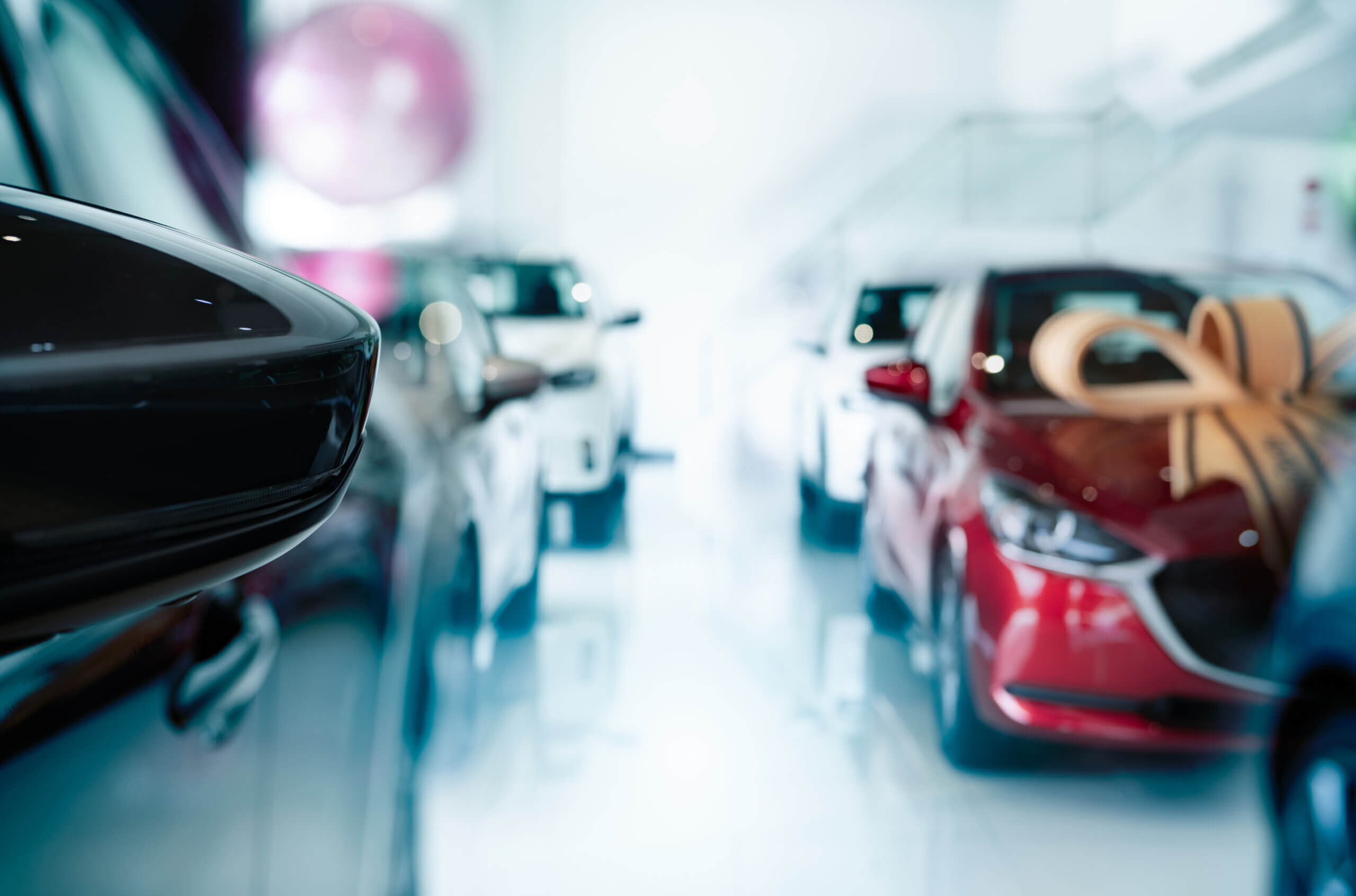 Vitrine showroom auto cu mașini diverse afișate.