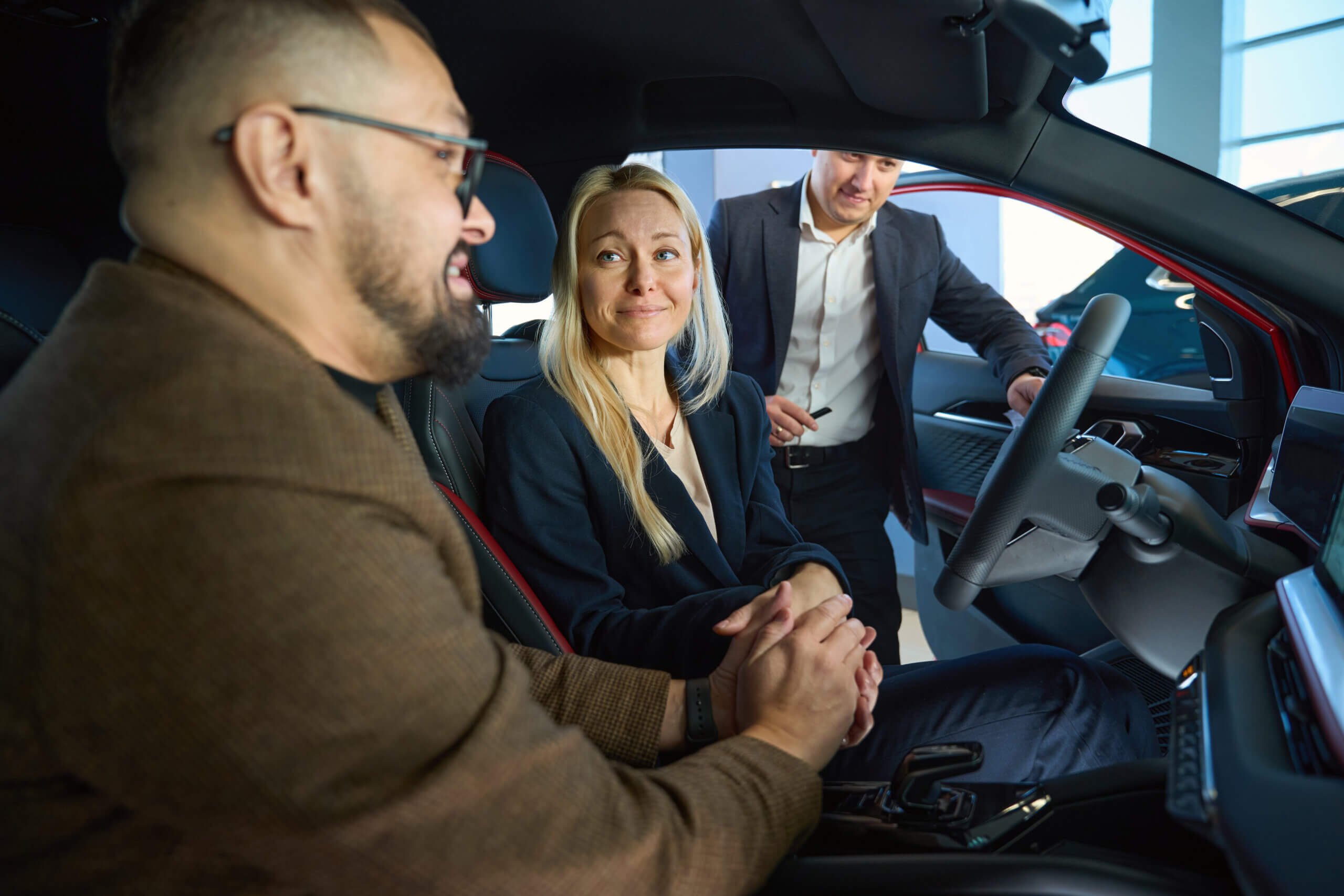 Discuție într-o mașină la un showroom auto.